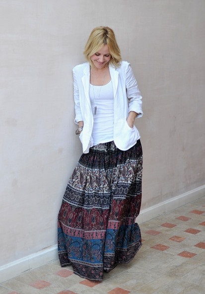 Эмма Колфилд в широкой, длинной юбке с принтом и белом жакете